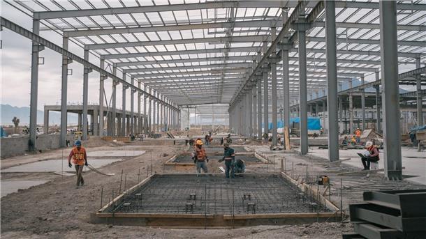 Mexikanische Arbeiter bauen am neuen Lager der Lizhong Wheel Group auf dem Industriegelände Interpuerto Monterrey. Mexiko wird für Unternehmen aus dem Ausland attraktiv: Mit der Reform des Nordamerika-Freihandelsabkommens wurden die so genannten Ursprungsregeln verändert.