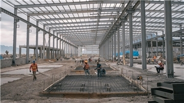 Mexikanische Arbeiter bauen am neuen Lager der Lizhong Wheel Group auf dem Industriegelände Interpuerto Monterrey. Mexiko wird für Unternehmen aus dem Ausland attraktiv: Mit der Reform des Nordamerika-Freihandelsabkommens wurden die so genannten Ursprungsregeln verändert.