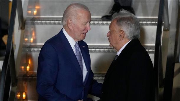 Biden in Mexiko: Migration und Drogen im Fokus Mexikos Präsident Andres Manuel Lopez Obrador (l) empfängt seinen amerikanischen Amtskollegen Joe Biden am Flughafen von Zumpango.