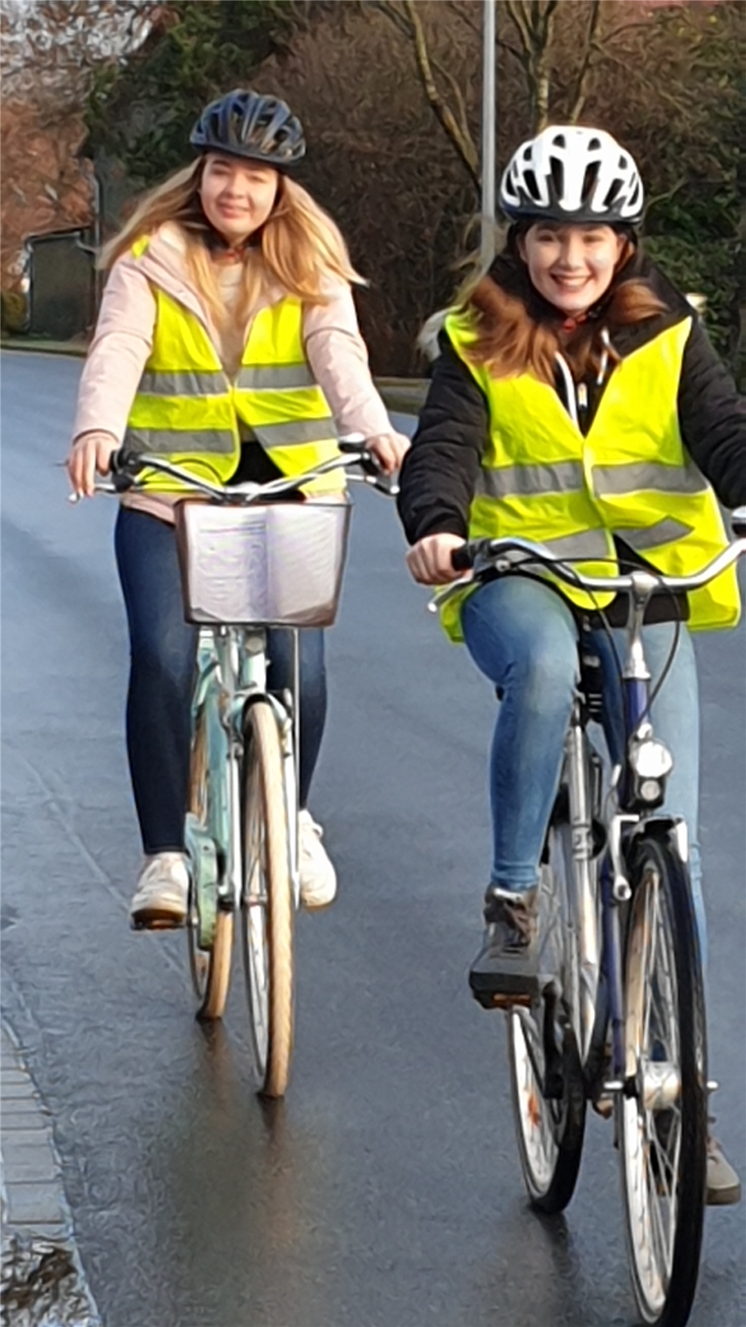 Mia Wetjen (links) und Betty Wärner sammeln Unterschriften für den Bau eines Fahrradwegs zwischen Appeln und Beverstedt.