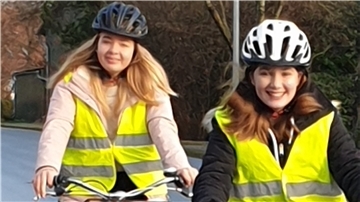 Mia Wetjen (links) und Betty Wärner sammeln Unterschriften für den Bau eines Fahrradwegs zwischen Appeln und Beverstedt.