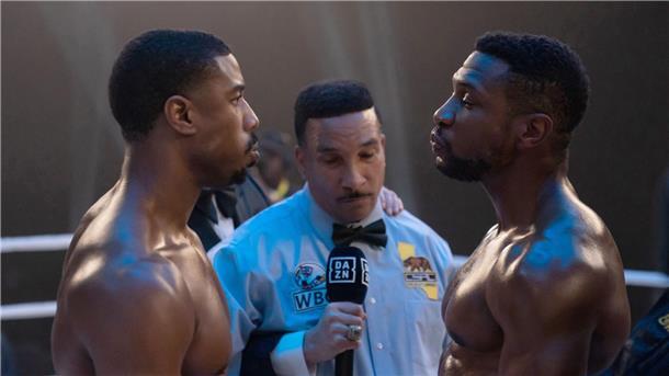 Michael B. Jordan (l) als Adonis Creed und Jonathan Majors (r) als Damian Anderson in einer Szene des Films „Creed III“: