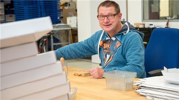 Michael Beims an seinem Arbeitsplatz in der Werkstatt der Lebenshilfe.