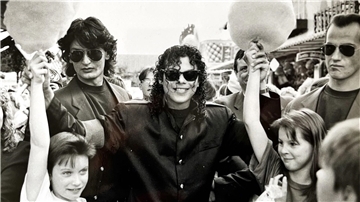 Schwarz-weiß Foto: Ein Michael-Jackson-Imitator auf dem Freimarkt in Bremerhaven.