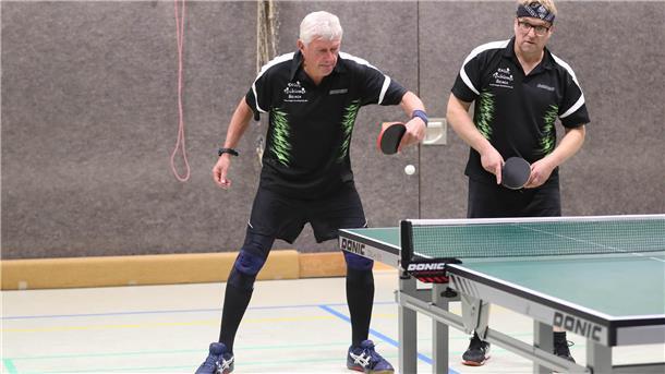 Herzinfarkt-Schock in Ofenerdiek: Michael Burhop vom TTC Waddens reanimiert Michael Burhop (rechts) und Christoph Szelinski (links) beim Tischtennis-Doppel für den TTC Waddens.
sind bei den Waddensern ein eingespieltes Doppel.