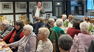 Michael Cassilius informiert die Besucher der DRK-Kaffeetafel über das Thema Hören.