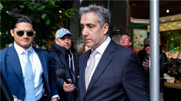 Michael Cohen (r) wurde als Trumps rechtlicher „Ausputzer“ bekannt - mit enger Beziehung und direktem Zugang zum ehemaligen Präsidenten.