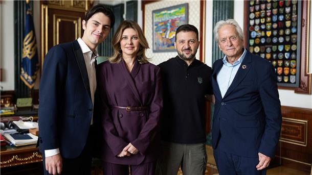 Ein Mann für viele Rollen: Michael Douglas wird 80 Michael Douglas besucht mit Sohn Dylan die Ukraine und traf Präsident Wolodymyr Selenskyj (2.v.r) und seine Frau Olena. (Archivbild)