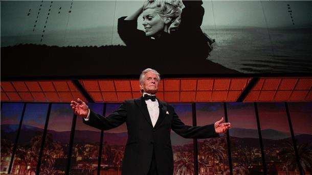 Filmfestspiele in Cannes mit Neuerungen  Michael Douglas ist zur Eröffnung der Filmfestspiele in Cannes mit der Goldenen Ehrenpalme ausgezeichnet worden.