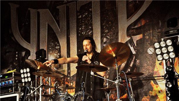 Michael Ehré bei einem umjubelten Konzert mit The Unity Nordenham. In diesem Jahr sind die an zwei Abenden geplanten Konzerte in der Jahnhalle wegen Corona bereits zweimal verschoben worden.