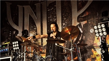 Michael Ehré bei einem umjubelten Konzert mit The Unity Nordenham. In diesem Jahr sind die an zwei Abenden geplanten Konzerte in der Jahnhalle wegen Corona bereits zweimal verschoben worden.