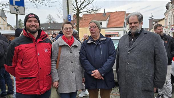 100 Menschen gehen bei Demo gegen rechts in Brake auf die Straße Drei Männer und eine Frau bei einer Demo in Brake