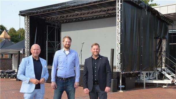 LEADER-Förderung macht es möglich: Eine Bühne für alle Michael Hannebacher (von links), Marcus Bröcker und Marc Breitenfeld freuen sich über die neue Veranstaltungsbühne. Die Bühne kann auch ausgeliehen werden.