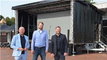 Michael Hannebacher (von links), Marcus Bröcker und Marc Breitenfeld freuen sich über die neue Veranstaltungsbühne. Die Bühne kann auch ausgeliehen werden. 