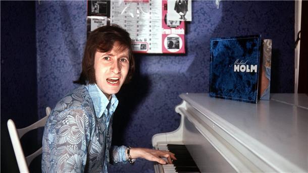 Michael Holm im Jahr 1971 am Klavier.