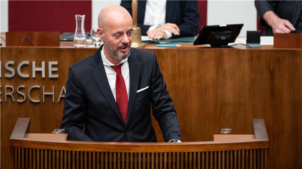Grüne wählen Spitzenkandidaten für die Bundestagswahl in Bremerhaven und Bremen Mann am Rednerpult der Bürgerschaft.