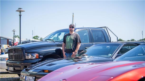 Shantys und Sandstrand: Bremerhavener Matjestage starten mit Urlaubsflair Michael Lehmann aus Hemmoor reiste mit seinem Dodge Ram und Pontiac Trans Am zur Austellung an.