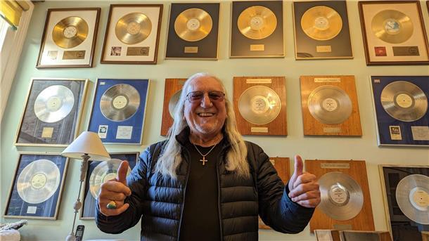 Michael „Mick“ Frederick Box, Leadgitarrist der britischen Rockband Uriah Heep, in seiner Küche in London.
