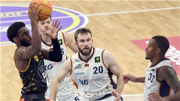 Michael Miller (links) kann gegen das zu passive Eisbären-Trio Jarelle Reischel, Hendrik Drescher und Nick Hornsby zum Korb ziehen und zwei Punkte für Kirchheim auflegen