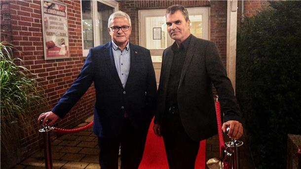 Menschen an der Elbe: Eine filmische Liebeserklärung kommt in die Kinos Michael Roesberg als Vorsitzender des Landschaftsverbands und Filmemacher Rainer Ludwigs freuen sich über eine gelungene Premiere des Films „Menschen zwischen Elbe und Weser“.