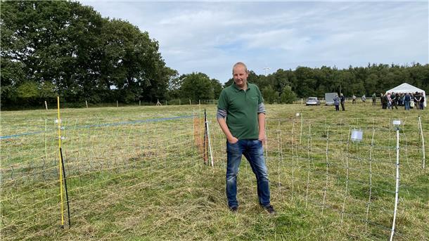 Michael Sluiter vom Herdenschutz der Landwirtschaftskammer zeigt verschiedene Wolfsabwehrnetze.