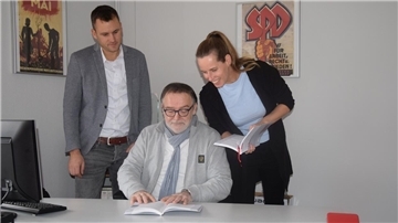 Michael Solty (Mitte) hat die Führung des SPD-Ortsvereins Zeven an Ines Olschewski und Fabian Bernert übergeben.