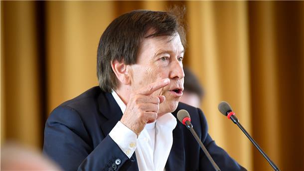 Michael Teiser attackiert die DSM-Spitze, ist aber nicht bereit, über seine eigene Verantwortung als langjähriger Bürgermeister am Desaster im Museumshafen zu sprechen. Foto Scheschonka
