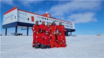 Michael Trautmann (hinten 2. von links) ist mit seinen Kolleginnen und Kollegen auf der Neumayer-Station angekommen wo er bis März 2023 bleibt.