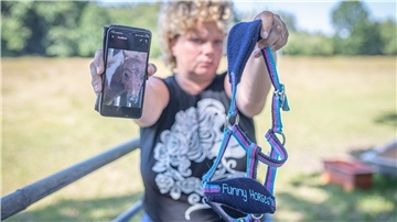 Michaela Schowalter (48) trauert um ihr totes Mini-Shetland-Pony mit Namen Picatchu. Was ihr noch bleibt, ist ein Erinnerungsfoto und das Halfter des Pferdes.