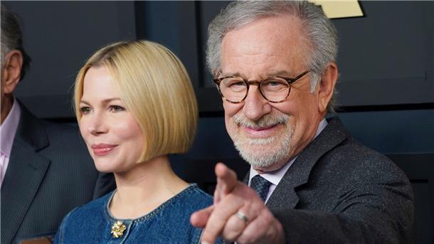 Edward Berger & Co. beim Lunch der Nominierten Michelle Williams (l) und Steven Spielberg posieren für die Presse.