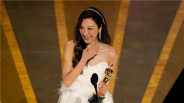 „Im Westen nichts Neues“ gewinnt vier Oscars Michelle Yeoh freut sich über ihren Oscar als beste Hauptdarstellerin.