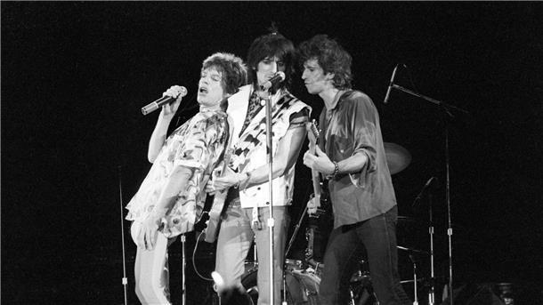 Stones-Sänger und ewige Rock-Ikone: Mick Jagger wird 80 Mick Jagger (l-r), Ron Wood und Keith Richards 1982 in der Frankfurter Festhalle.