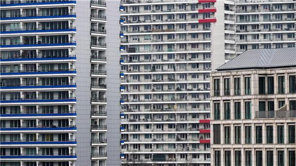 SPD-Fraktion will Mieterhöhungen stärker bremsen Mietshäuser in Berlin. Aktuell gilt eine allgemeine Grenze für Mieterhöhungen von 20 Prozent in drei Jahren. In Gegenden mit angespanntem Wohnungsmarkt sind es 15 Prozent.
