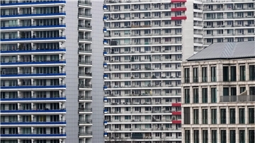 Mietshäuser in Berlin. Aktuell gilt eine allgemeine Grenze für Mieterhöhungen von 20 Prozent in drei Jahren. In Gegenden mit angespanntem Wohnungsmarkt sind es 15 Prozent.