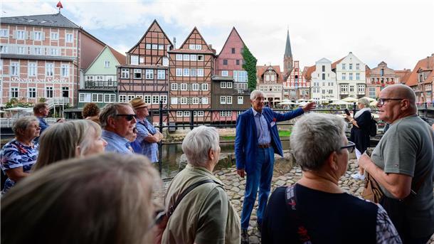 Mietzner gibt sein Wissen seit 25 Jahren mit viel Wortwitz auf den Rundgängen preis. 
