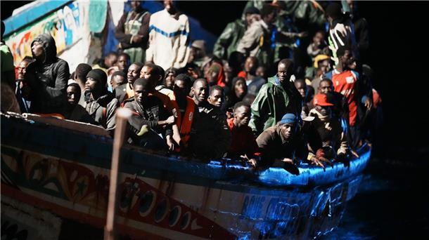 Mehr als 500 Migranten vor Kanaren gerettet Migranten befinden sich dicht gedrängt in einem Holzboot (Archivbild).
