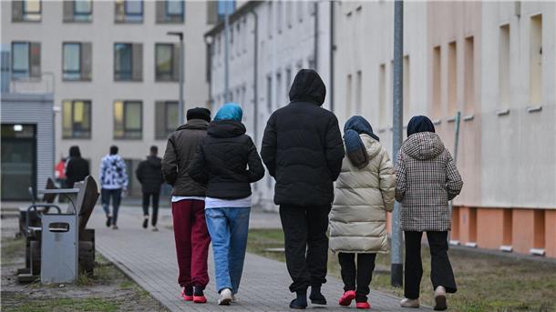 Mehr als 1,1 Millionen Asylanträge in Europa Migranten gehen über das Gelände der Zentralen Erstaufnahmeeinrichtung für Asylbewerber des Landes Brandenburg in Eisenhüttenstadt.
