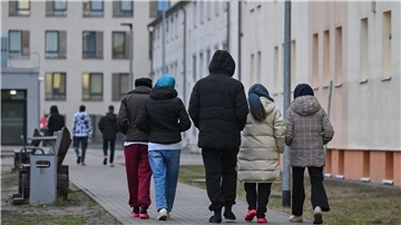 Migranten gehen über das Gelände der Zentralen Erstaufnahmeeinrichtung für Asylbewerber des Landes Brandenburg in Eisenhüttenstadt.