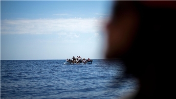 Migranten in einem Holzboot auf dem Mittelmeer. Symbolfoto