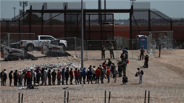 USA wollen 1500 Soldaten an Mexiko-Grenze schicken Migranten nach ihrer Ingewahrsamnahme durch die US-Behörden an der Grenze zwischen den USA und Mexiko auf.