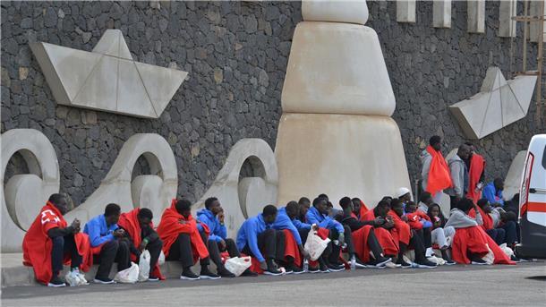 Mehr als 1600 Migranten auf den Kanaren angekommen  Migranten werden im Hafen von La Restinga auf der Insel El Hierro vom Gesundheitsdienst versorgt.