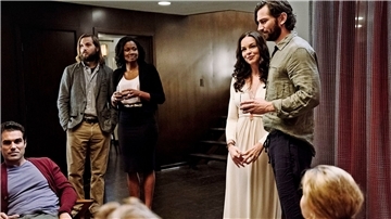 Miguel (Jordi Vilasuso, l-r), Will (Logan Marshall-Green), Kira (Emayatzy Corinealdi), Eden (Tammy Blanchard), David (Michiel Huisman) in einer Szene aus „The Invitation“.