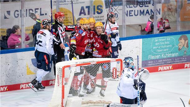 Zwei späte Tore: Die Pinguins bleiben nach Sieg gegen Ingolstadt an der Spitze Miha Verlic, Jan Urbas und Ziga Jeglic bejubeln den Treffer zum 1:1 kurz fünf Minuten vor Spielende. Es war ein „Geniestreich“.