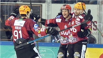 Miha Verlic (links) und Jan Urbas (Mitte) haben ihre Verträge bei den Fischtown Pinguins verlängert.