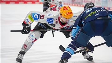 Miha Verlic (links) von den Fischtown Pinguins in der letzten Begegnung gegen Ingolstadt beim Bully.