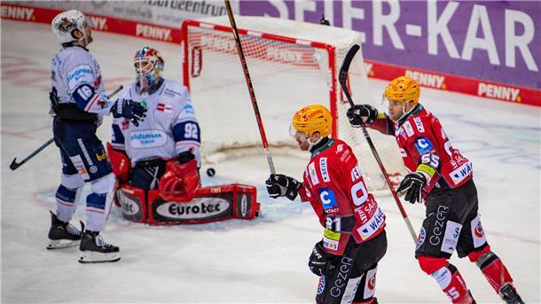 Tor von Urbas wendet die Partie zugunsten der Pinguins Miha Verlic und Christian Wejse jubeln nach dem 3:2 für die Fischtown Pinguins.