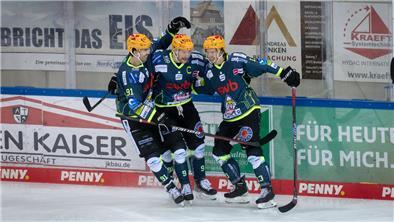 Miha Verlic (von links) und Jan Urbas bejubeln mit Ziga Jeglic dessen Tor zum 1:0.