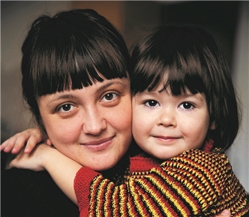 Mihaela Noroc und ihre Tochter sind im Bild zu sehen.