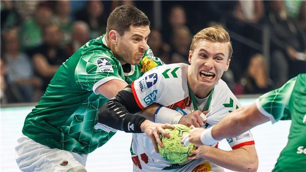 Machtkampf bei Füchsen: Kretzschmar und Siewert freigestellt Mijajlo Marsenic (l.) und Magdeburgs Gisli Kristjansson im Duell um den Ball. (Archivbild)