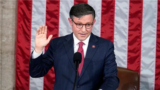 Mike Johnson wird als Vorsitzender des US-Repräsentantenhauses vereidigt.